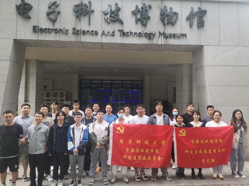 一群人站在一起描述已自动生成